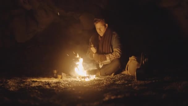 밤에 동굴에서 빈티지 커피 분쇄기를 준비하는 사람 — 비디오