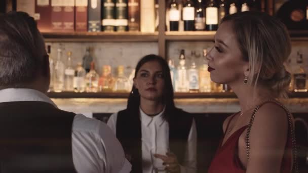 Młoda kobieta w barze zbliża się mężczyzna i rozmowy — Wideo stockowe