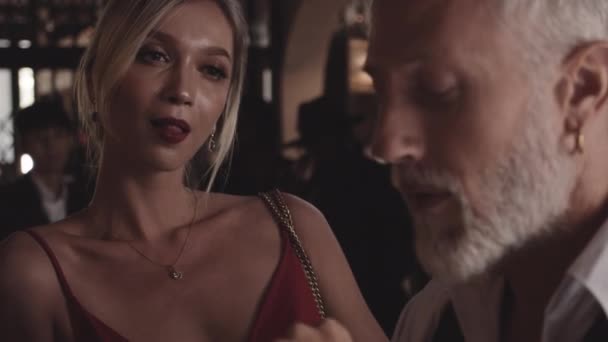 Жінка наближається Бородатий чоловік, розмовляючи коли він п'є і курить в барі — стокове відео