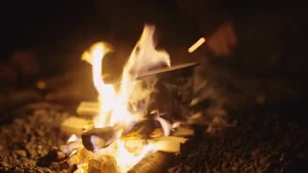 밤에 동굴에서 화덕에서 요리하는 모습 — 비디오