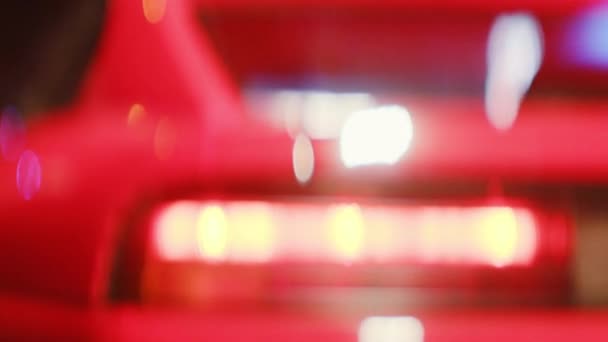 Хвіст світла паркованого червоного автомобіля — стокове відео
