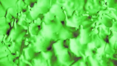 Hareket ettikçe soyut desenler yeşil boyayla şekilleniyor