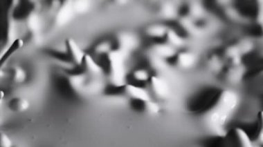 Hareket ettikçe beyaz boya şeklinde desenler oluşuyor.