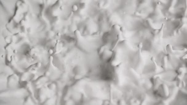 Abstracte patronen vormen zich in witte verf als het wordt verplaatst — Stockvideo