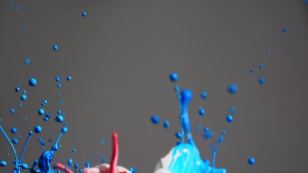 Tinta vermelha e azul espalhando juntos em formas abstratas — Vídeo de Stock