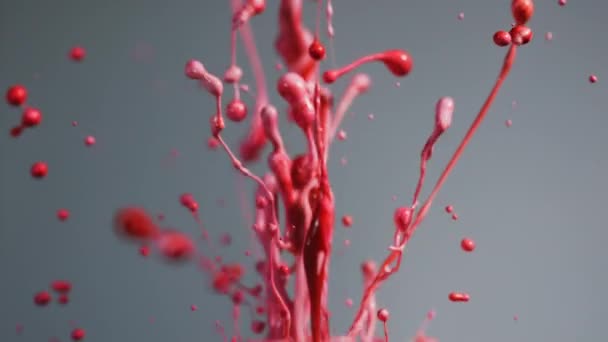 Bright Red And Pink Paint Dance позволяет шпионить в воздухе — стоковое видео