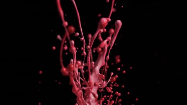Leuchtend rote und rosa Farbe, die mit Tröpfchen in die Luft spritzt — Stockvideo