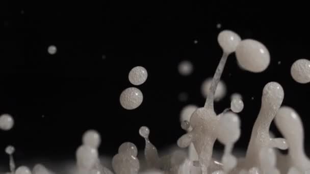 空気中に飛ぶペイントの白い液滴 — ストック動画