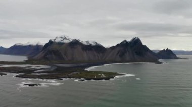 Vestrahorn Dağı 'nın etrafındaki sahil şeridinin üzerindeki İHA uçuşu