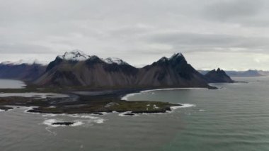Vestrahorn Dağı 'nın etrafındaki sahil şeridinin üzerindeki İHA uçuşu