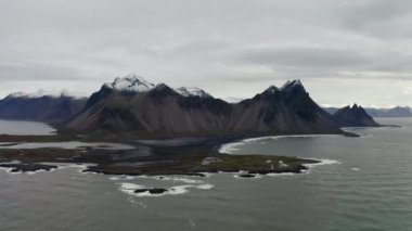Vestrahorn Dağı 'nın etrafındaki sahil şeridinin üzerindeki İHA uçuşu