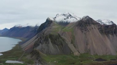 Karlı Zirveli Vestrahorn Dağı 'nın İHA Uçuşu