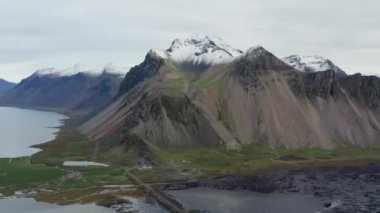 Karlı Zirveli Vestrahorn Dağı 'nın İHA Uçuşu