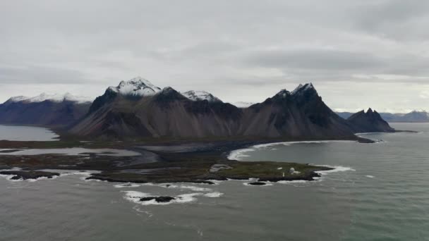 Drone vlucht boven zee van de kustlijn rond Vestrahorn Mountain — Stockvideo