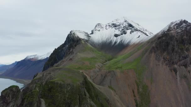 Drönare över bäck och bergstopp i Vestrahorn Mountain — Stockvideo