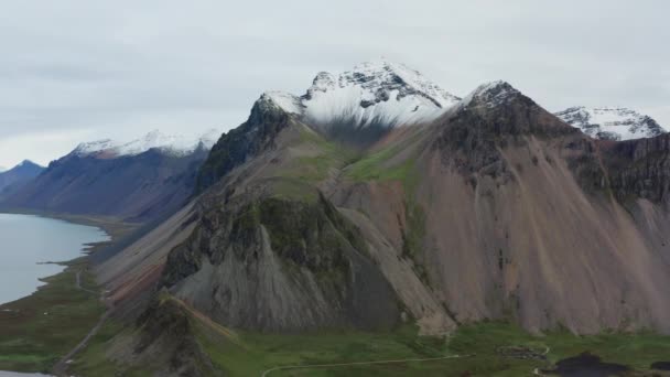 Vôo de drone da montanha de Vestrahorn com pico nevado — Vídeo de Stock