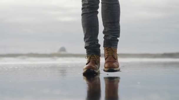 Yürüyüş Botlu Adam Islak Sahilde Zlanda Yürüyen Kamerası Nın Orta — Stok video