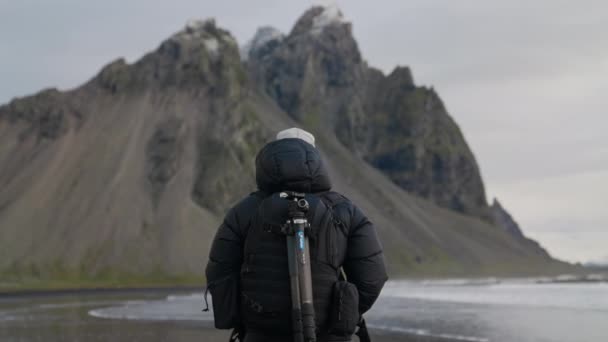 Sırt Çantalı Tripodlu Bir Adamın Vestrahorn Dağı Doğru Yürürken Çekilmiş — Stok video