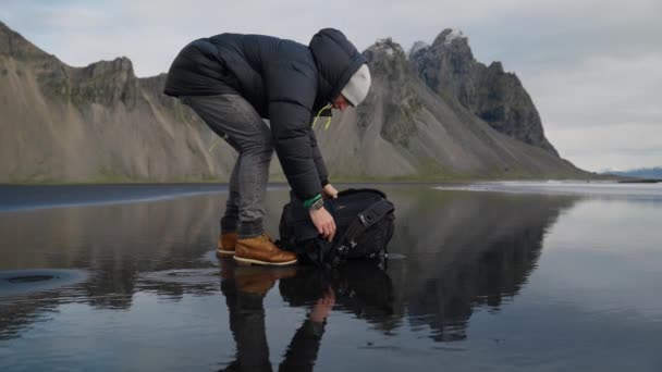 Lockdown Wide Slow Motion Shot Hiker Organizujący Plecak Statywem Mokrej — Wideo stockowe