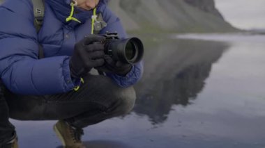 Wet On Black Sand Beach, İzlanda 'da çömelmiş kamerayla film çekerken orta ölçekli Yavaş Çekim