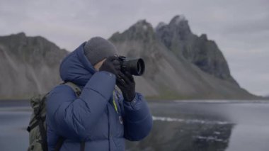 İzlanda, Vestrahorn Dağı 'nın kıyısındaki kamerayı tutan Orta Yol Yavaş Çekimi