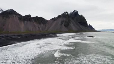 Kara Kum Sahil Kıyısı üzerinden İzlanda 'daki Vestrahorn Dağı' na doğru Geniş Yavaş Hareketli İHA uçuşu