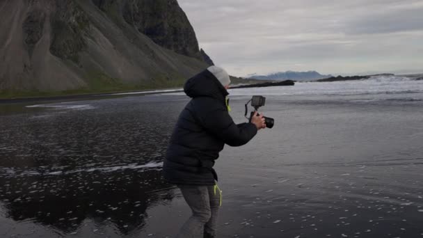 Tiro Mão Movimento Lento Médio Fotógrafo Com Câmera Filmando Maré — Vídeo de Stock