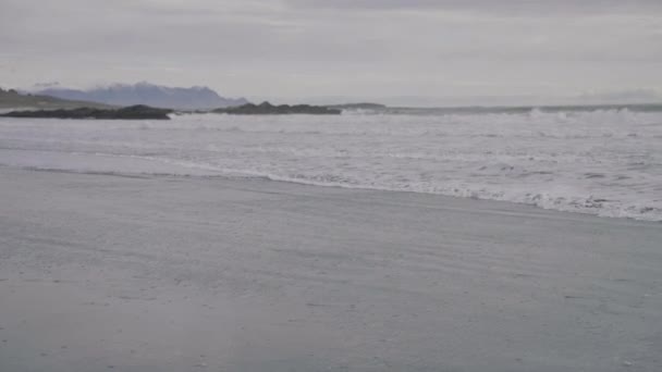 Kara Kum Sahili Zlanda Dan Gelen Gelgitin Geniş Yavaş Çekimi — Stok video