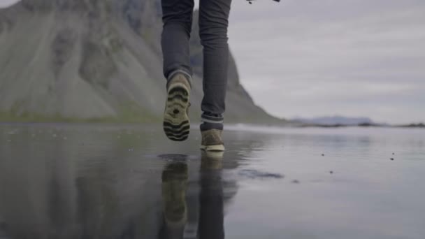 Bloqueio Movimento Lento Médio Tirado Caminhante Andando Câmera Refletido Areia — Vídeo de Stock