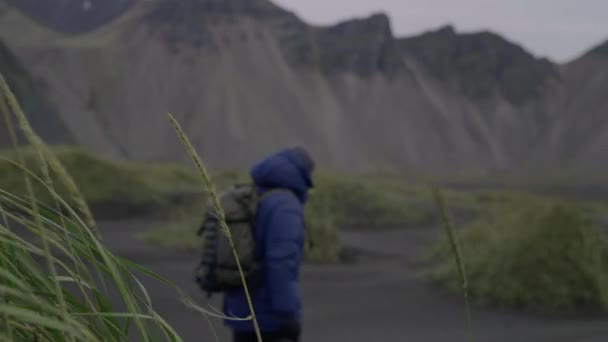 Zeitlupe Weitwinkelaufnahme Eines Wanderers Mit Kamera Der Durch Strandrasen Über — Stockvideo