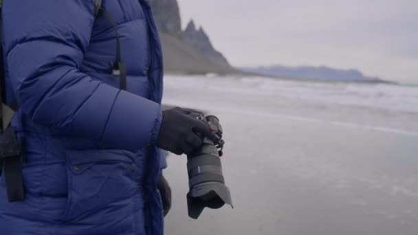 Seguimiento Toma Cámara Lenta Media Del Fotógrafo Levantando Cámara Ojo — Vídeos de Stock