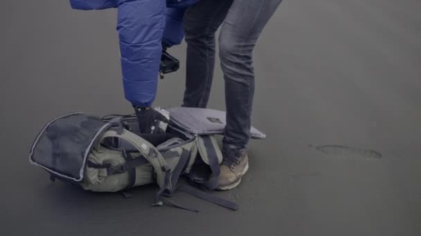 Tiro Movimento Lento Médio Portátil Fotógrafo Que Puxa Lente Câmera — Vídeo de Stock