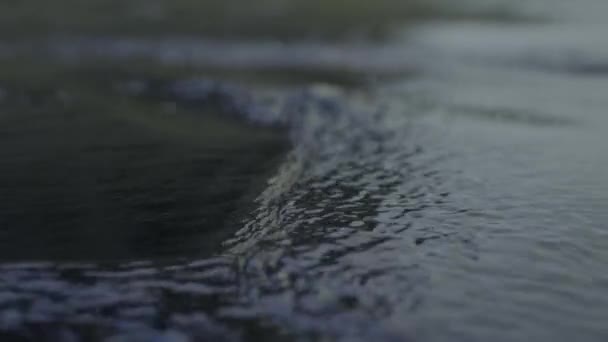 Zamknij Zamknij Shot Flowing Sea Water Black Sand Beach Islandia — Wideo stockowe