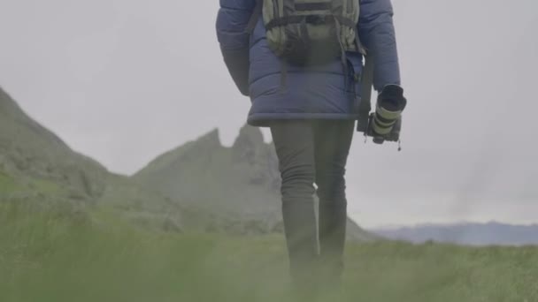 Slow Motion Tacking Breed Shot Van Fotografe Lopen Gras Richting — Stockvideo