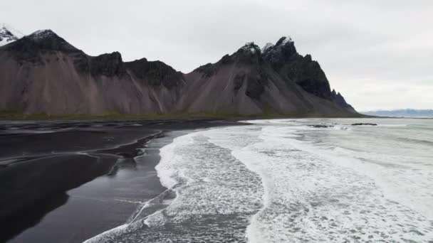 아이슬란드 과검은 모래사장 비행하는 광속느린 — 비디오