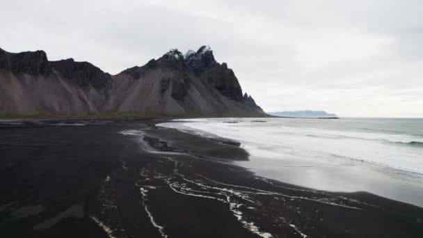 宽慢动作无人机飞越黑沙滩飞向冰岛的大海和威斯特拉宏山 — 图库视频影像