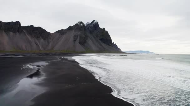 Wide Slow Motion Drone Vlucht Zwart Zandstrand Richting Zee Vestrahorn — Stockvideo