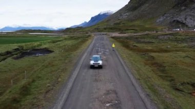 İzleme İHA 'sı İzlanda' da Islak Toprak Pist Yolu boyunca Araba Sürüşü