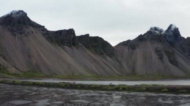 Vestrahorn Dağı ile İzlanda 'da Islak Pist Yolu' nda İHA Uçağı Sürüşü