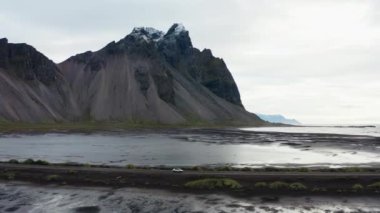 Vestrahorn Dağı ile İzlanda 'da Islak Pist Yolu' nda İHA Uçağı Sürüşü