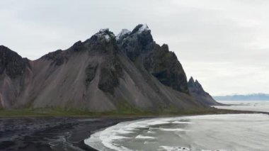 Denize, Kara Kum Plajına ve İzlanda 'daki Vestrahorn Dağı' na doğru ağır çekim uçağı
