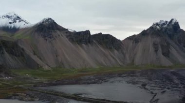 Kara Kum Sahili ve İzlanda 'daki Vestrahorn Dağı üzerinde geniş çaplı Yavaş Hareketli İHA uçağı