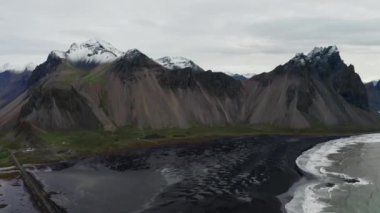 Kara Kum Sahili, Kıyı Hattı ve Vestrahorn Dağı, İzlanda üzerinde uçan İHA uçuşu