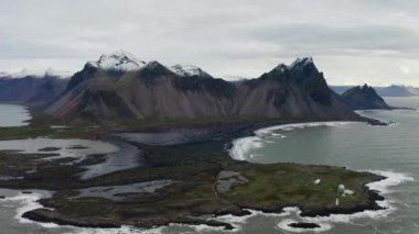 Kara Kum Kumsalı üzerinden İzlanda 'daki Vestrahorn Dağı' na doğru geniş bir Yavaş Hareketli İHA uçuşu.