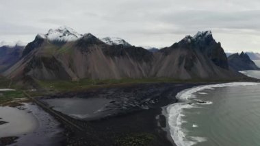 Kara Kum Kumsalı üzerinden İzlanda 'daki Vestrahorn Dağı' na doğru geniş bir Yavaş Hareketli İHA uçuşu.