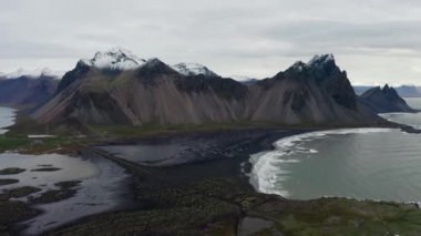 Kara Kum Kumsalı üzerinden İzlanda 'daki Vestrahorn Dağı' na doğru geniş bir Yavaş Hareketli İHA uçuşu.