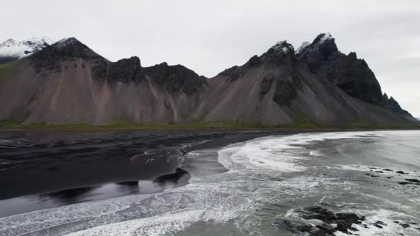 宽慢动作无人机飞越黑沙滩海岸飞往冰岛威斯特拉宏山 — 图库视频影像