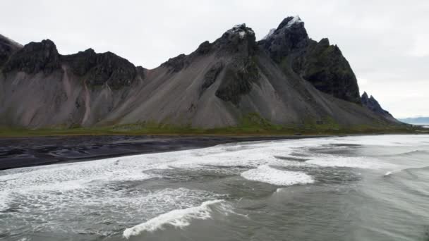 Wide Slow Motion Drone Flight Black Sand Beach Shore Vestrahorn — Wideo stockowe