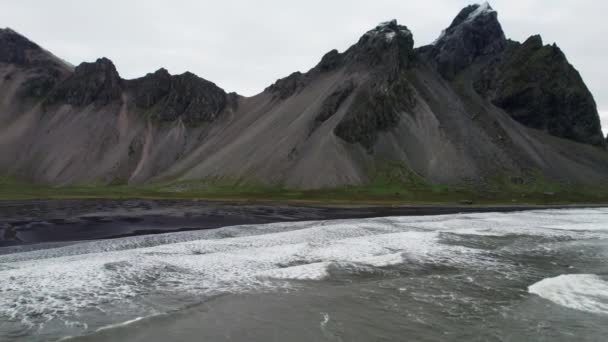 Wide Arcing Slow Motion Drone Flight Sea Black Sand Beach — Vídeo de Stock