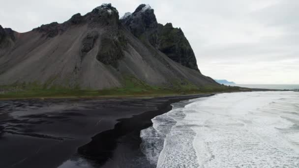 Wide Slow Motion Drone Flight Powracający Przez Morze Black Sand — Wideo stockowe